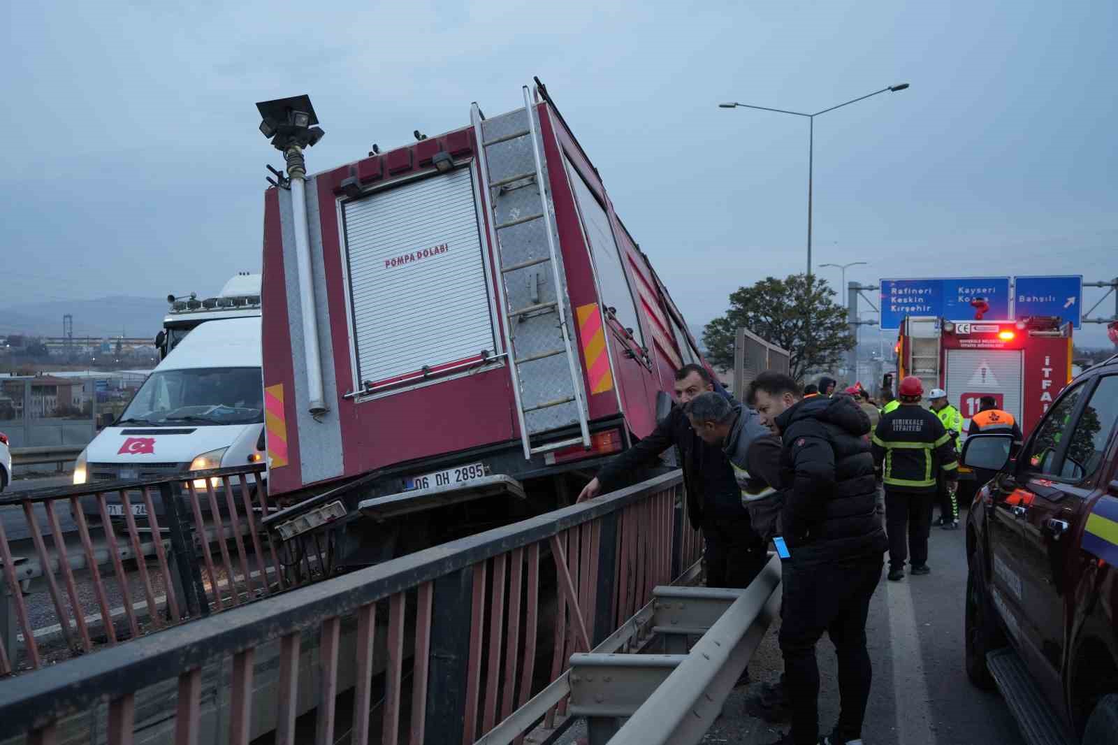 Yüksek gerilim tellerine ramak kala, itfaiye aracı köprü arasında sıkıştı: 3 personel yaralı 12 yuksek gerilim tellerine ramak kala itfaiye araci kopru arasinda sikisti 3 personel yarali 8 bpgeQiZ2