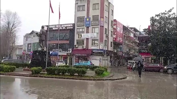 yuksek kesimlerde 20 santimetreye ulasan kar ilce merkezinde de yagmaya basladi 0 LSr1kLiD