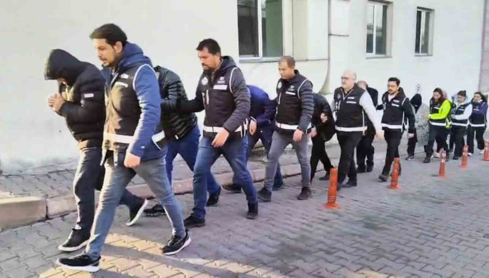yuksek maliyetli kanser ilaclarini usulsuz sekilde temin edip kamuyu 88 milyon zarara ugratan 12 irQZfECk
