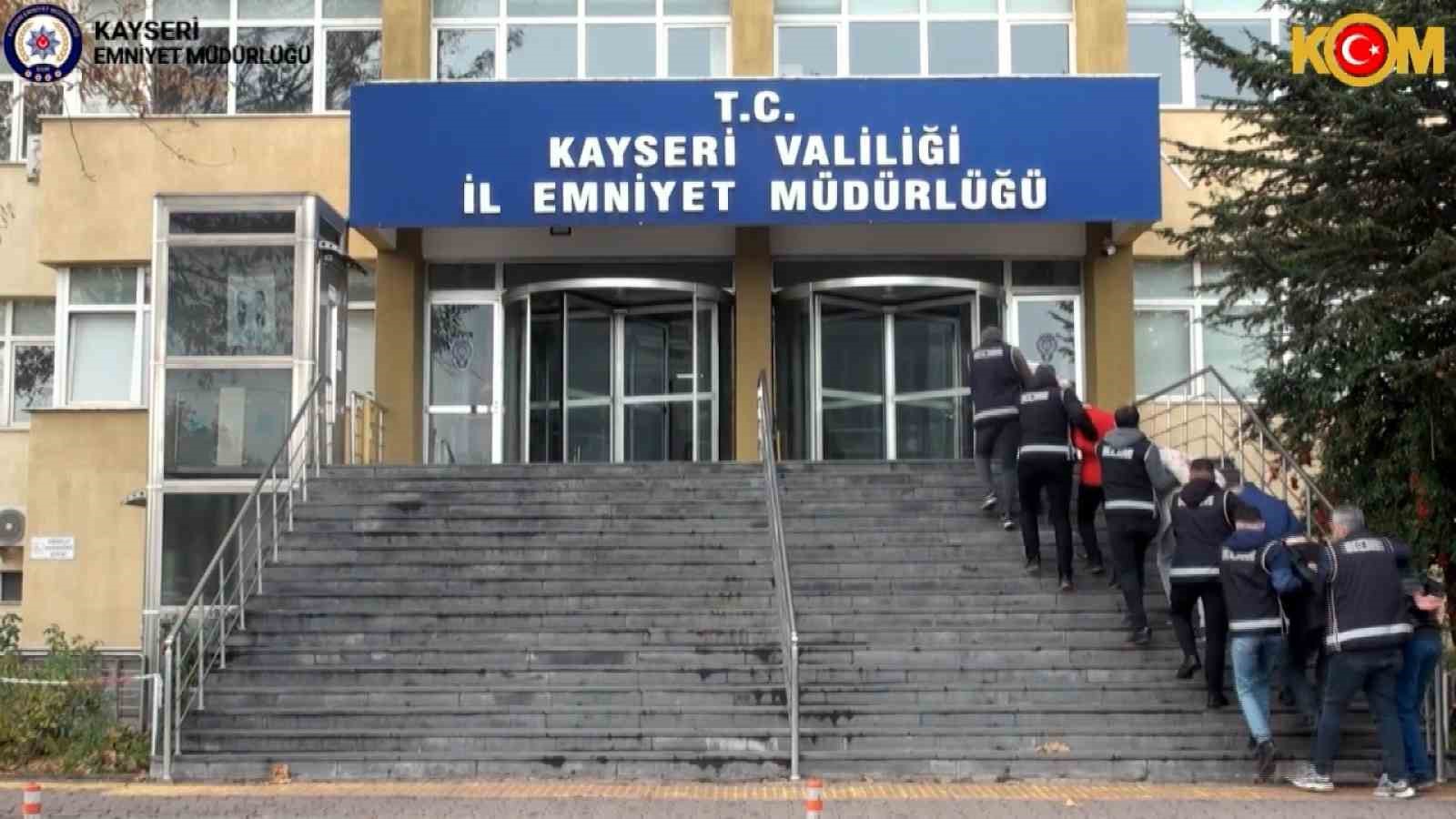 Yüksek maliyetli kanser ilaçlarını usulsüz şekilde temin edip kamuyu 88 milyon zarara uğrattılar 8 yuksek maliyetli kanser ilaclarini usulsuz sekilde temin edip kamuyu 88 milyon zarara ugrattilar 4 qvbCBkpp