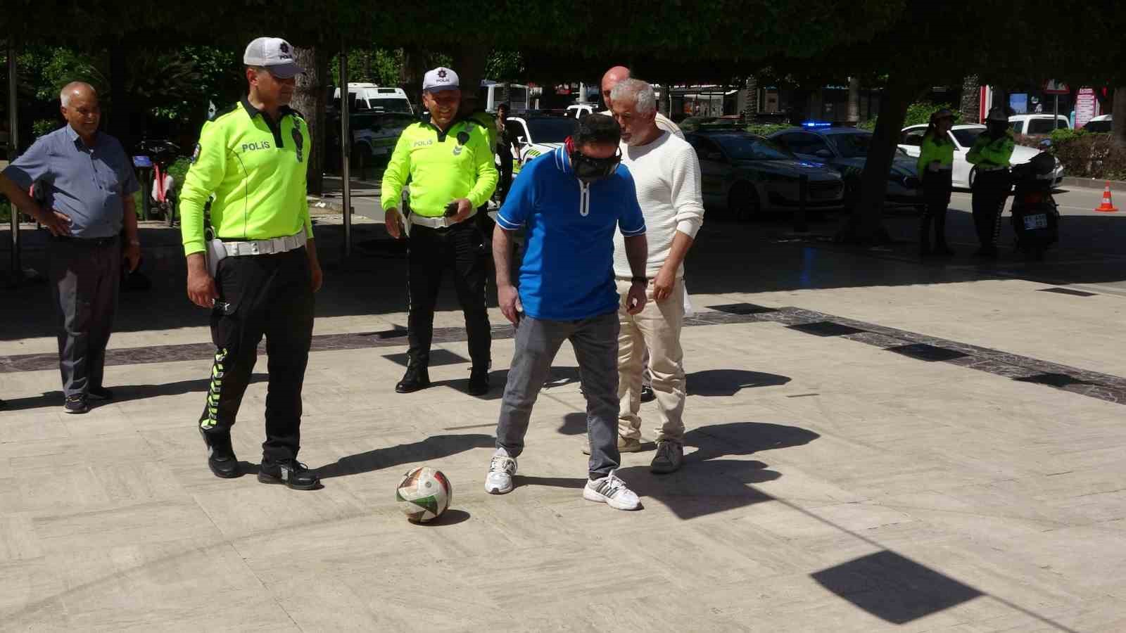 yuksek promil gozlugunu takan vatandaslar topa vuramadi ortaya komik goruntuler cikti 0 QBbCcNz4