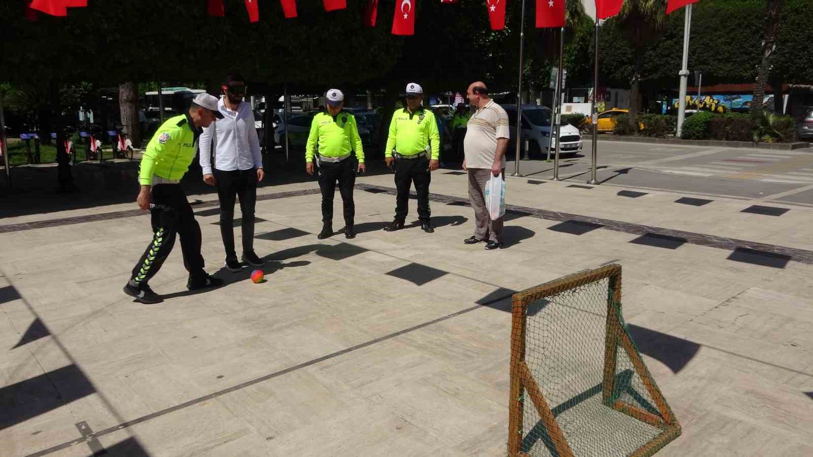 yuksek promil gozlugunu takan vatandaslar topa vuramadi ortaya komik goruntuler cikti 1 GBRvbjMZ
