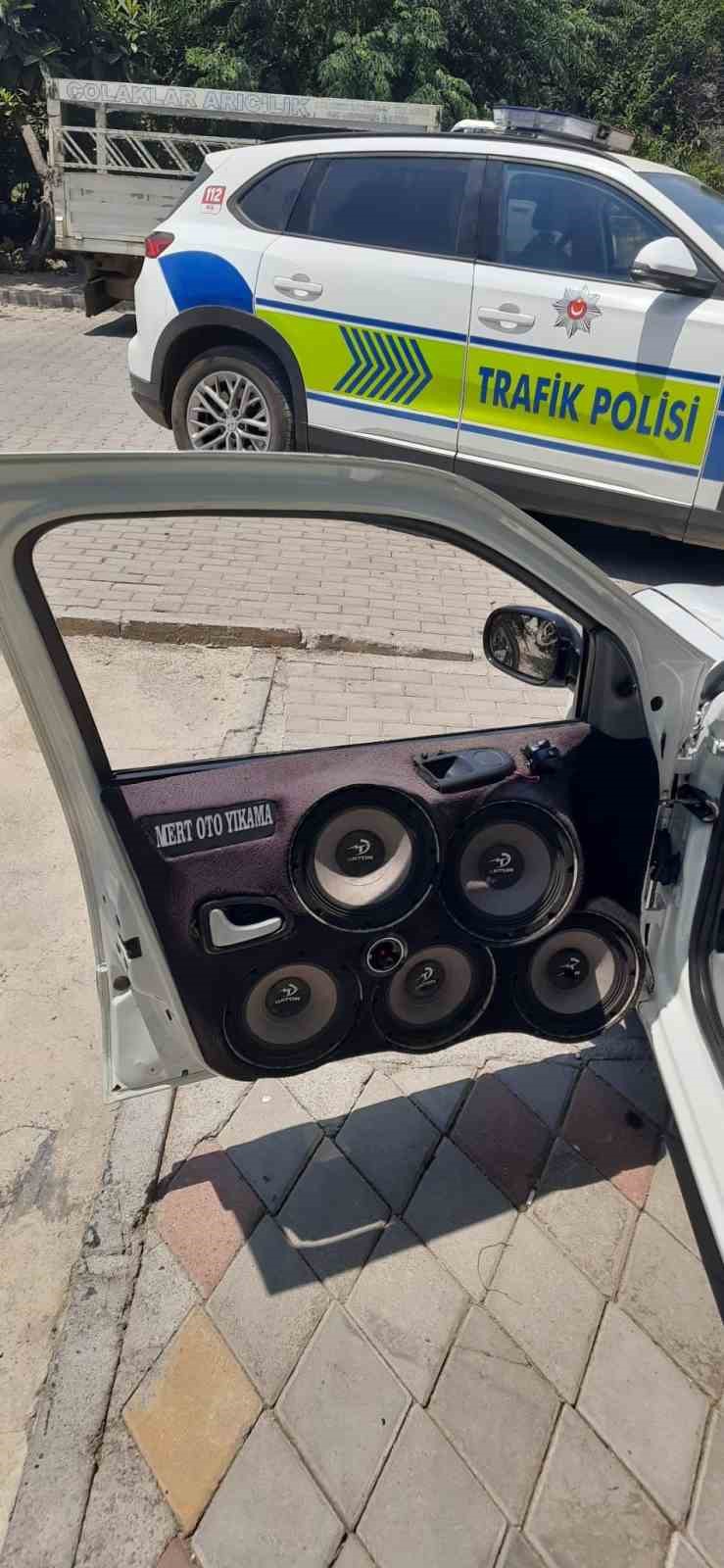 Yüksek sesle müzik açan 2 sürücüye toplam 246 bin 898 TL ceza 6 yuksek sesle muzik acan 2 surucuye toplam 246 bin 898 tl ceza 2