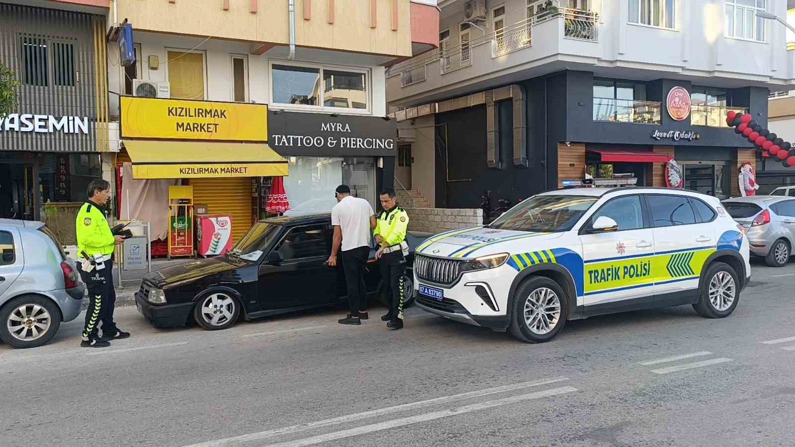 Yüksek sesli müzik yayını aday sürücüyü hem aracından hem de ehliyetten etti 5 yuksek sesli muzik yayini aday surucuyu hem aracindan hem de ehliyetten etti 1 FRGnKR84