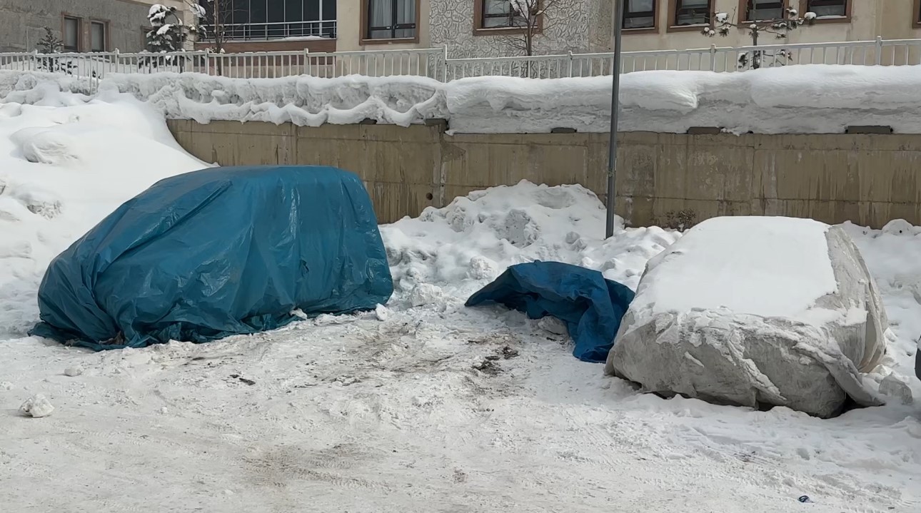 yuksekova buz devrini yasiyor araclara brandali koruma catilarda dev sarkitlar 7