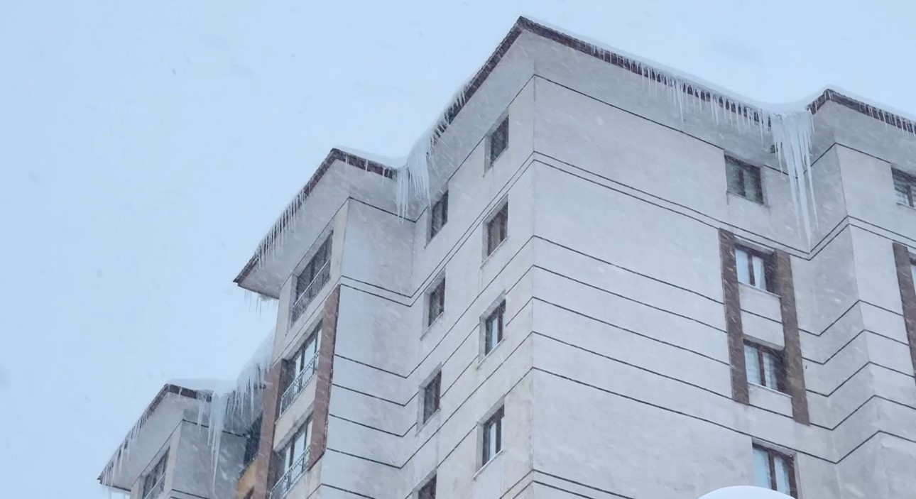 yuksekova kara gomuldu kar kalinligi yarim metreyi gecti 12 4qweFjdu