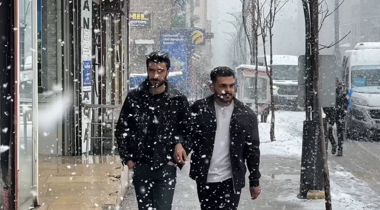 yuksekova nisan ayinda karla kaplandi 1