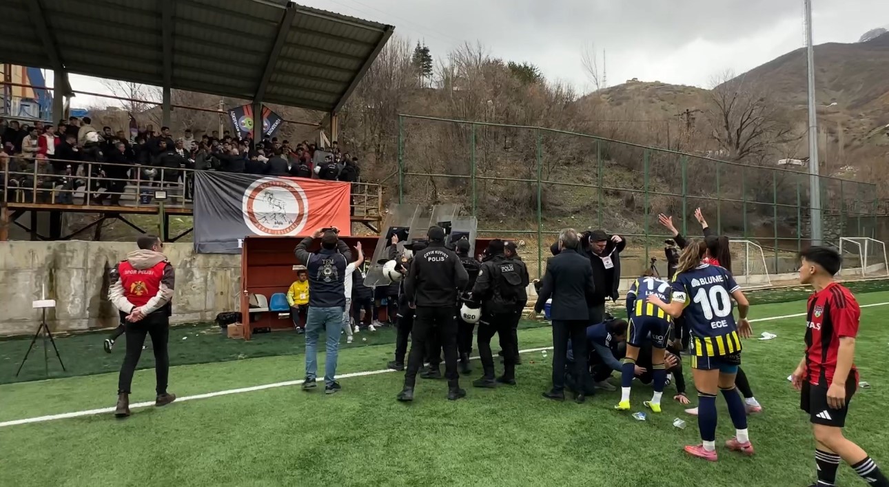 Yüksekova Spor Kulübü - Fenerbahçe gerginlik yaşandı 6 yuksekova spor kulubu fenerbahce gerginlik yasandi 2 FSmgLAOD