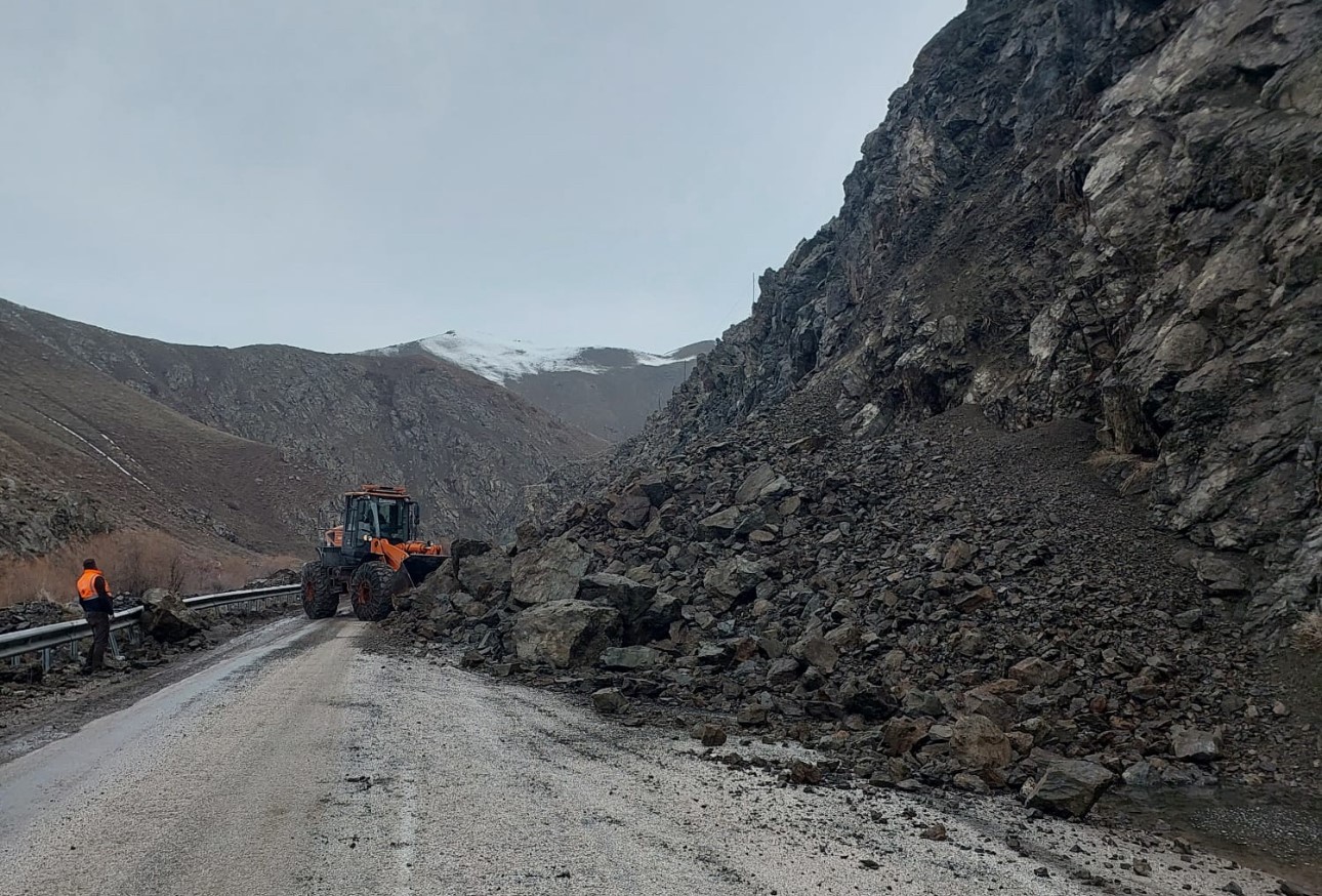 yuksekova van kara yolu kontrollu sekilde gecislere acildi 0 tCEQvjCg