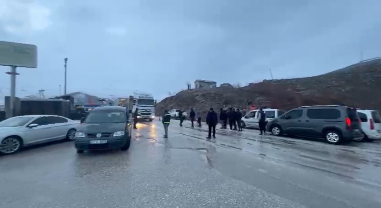 yuksekova van kara yolu kontrollu sekilde gecislere acildi 1 szfJL4Mg
