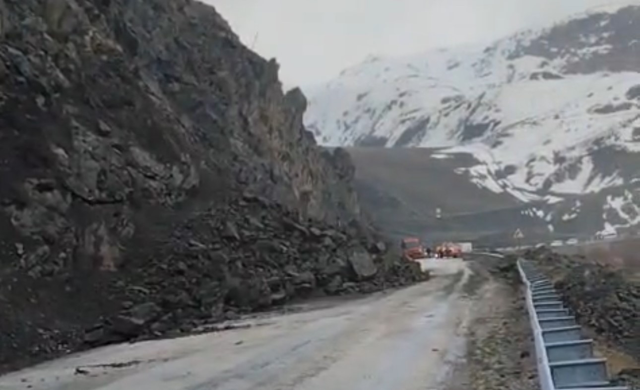 yuksekova van kara yolu kontrollu sekilde gecislere acildi 2 e6eI4F8r