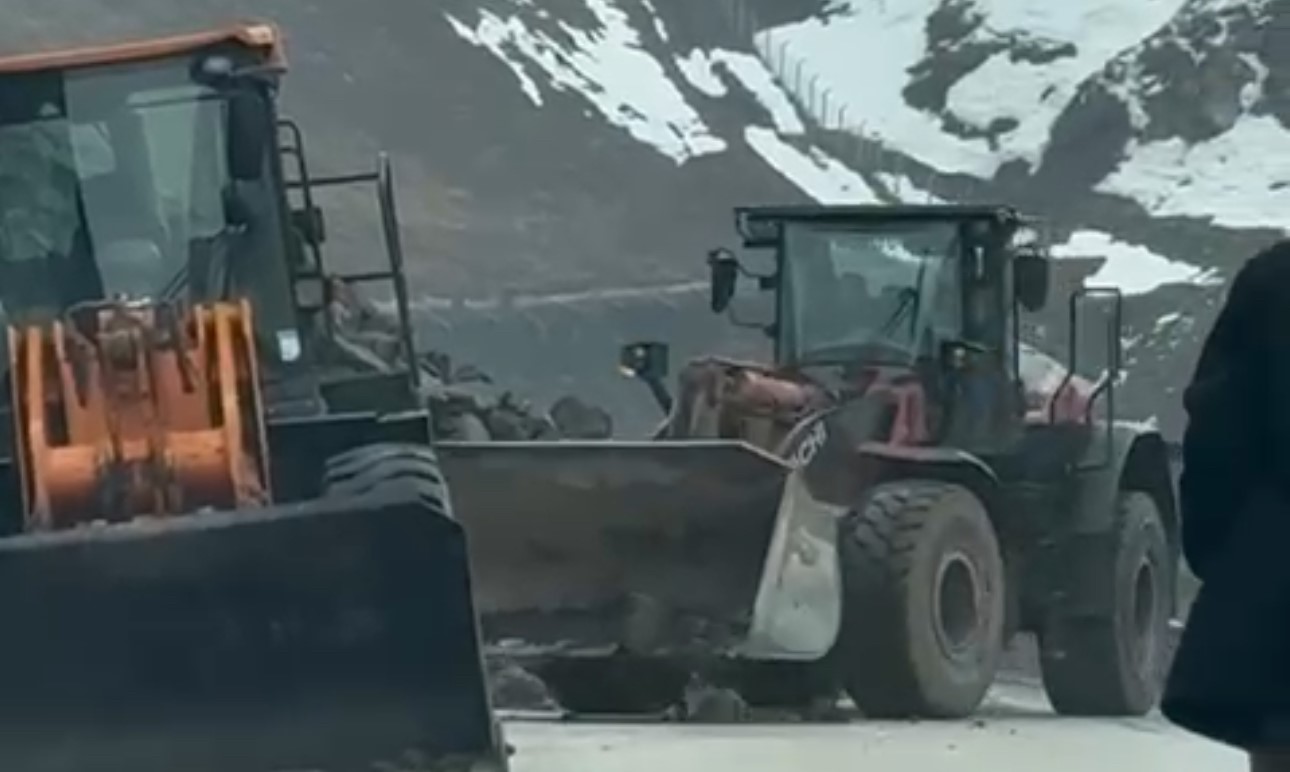 yuksekova van kara yolu kontrollu sekilde gecislere acildi 4 7wJOdfmT