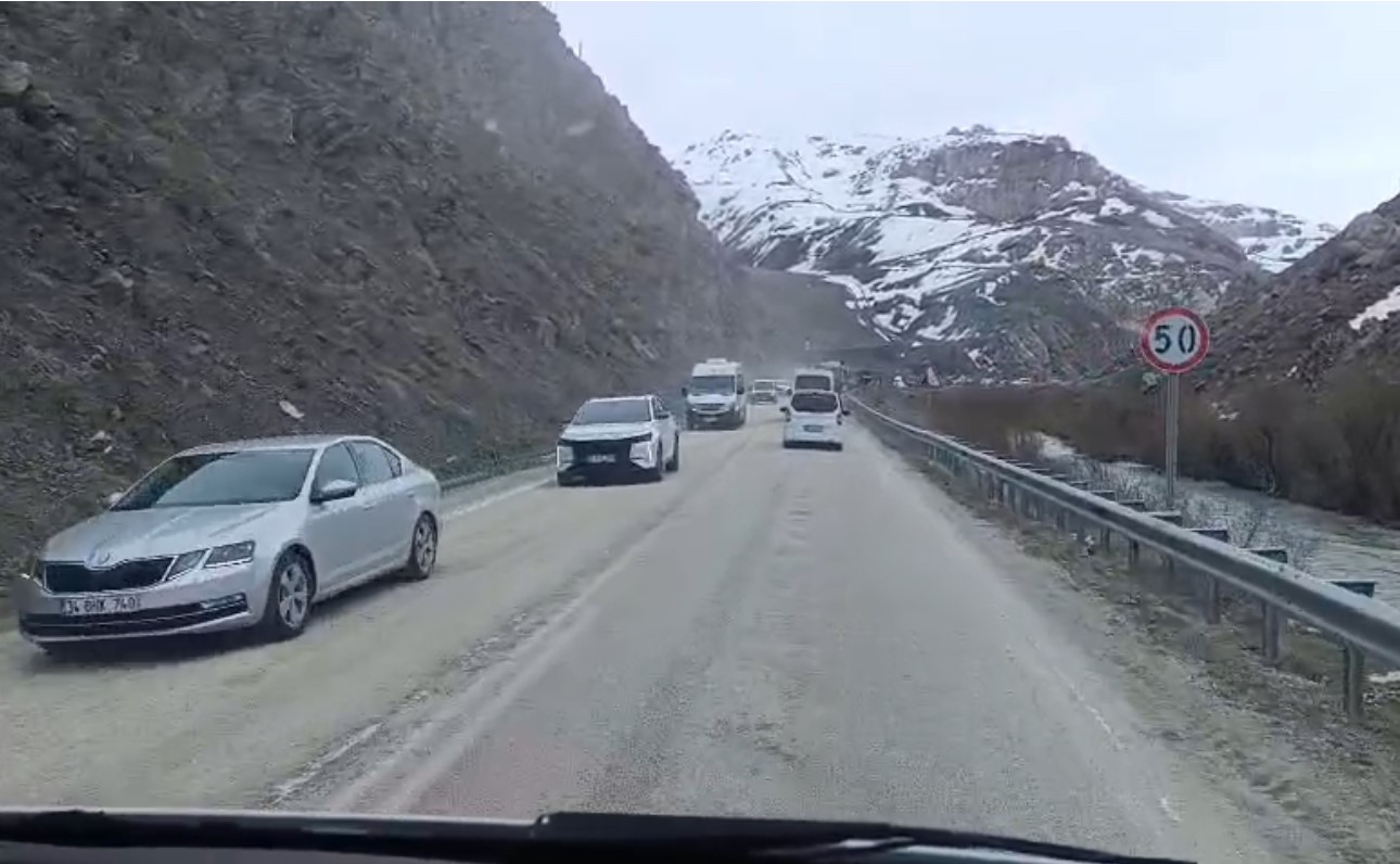 yuksekova van kara yolunda heyelan ulasimi aksatti 2 fz7K3dWZ