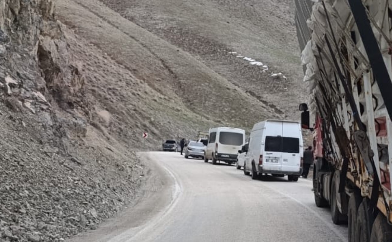 yuksekova van kara yolunda heyelan ulasimi aksatti 3 shjFW3m8