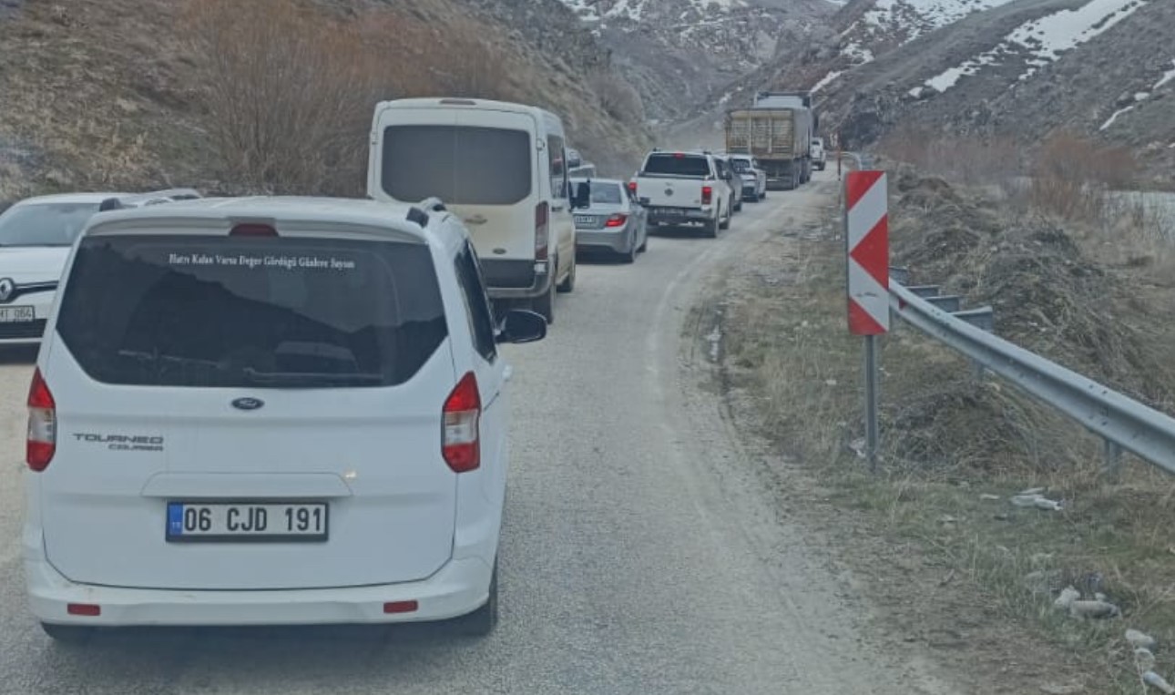 yuksekova van kara yolunda heyelan ulasimi aksatti 4