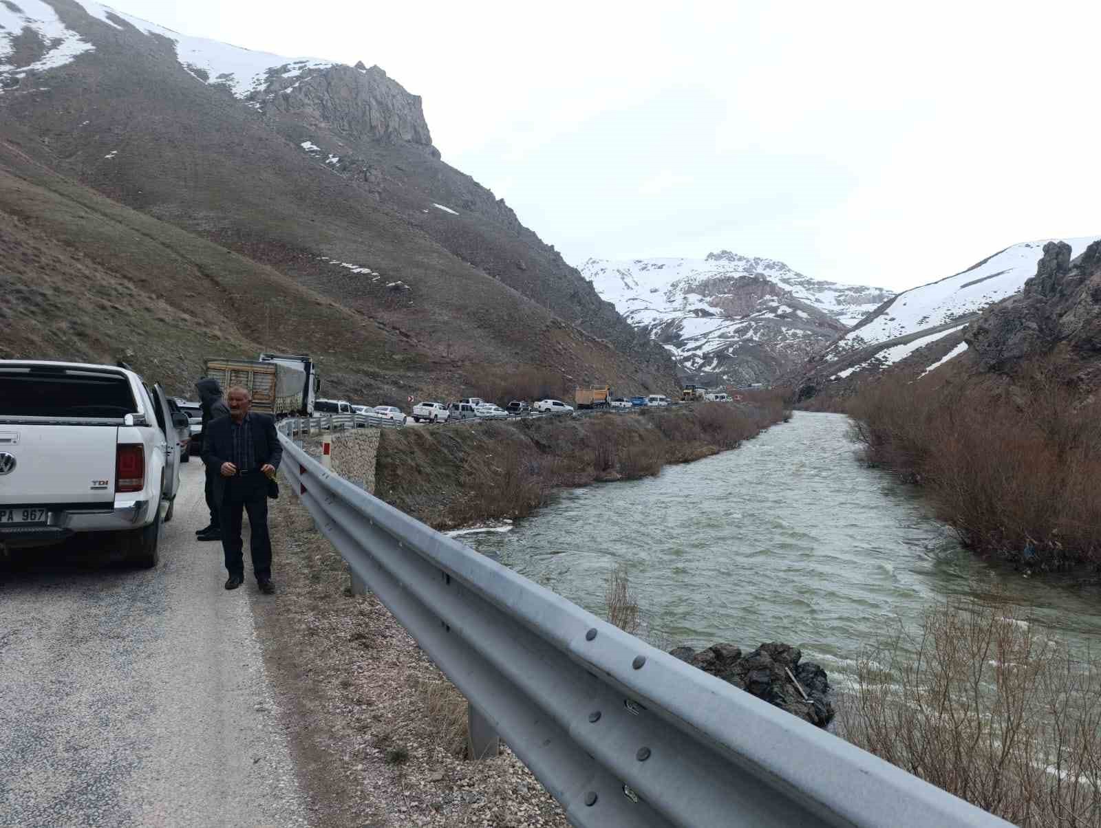 yuksekova van kara yolunda heyelan ulasimi aksatti 5 C5dqO1zz