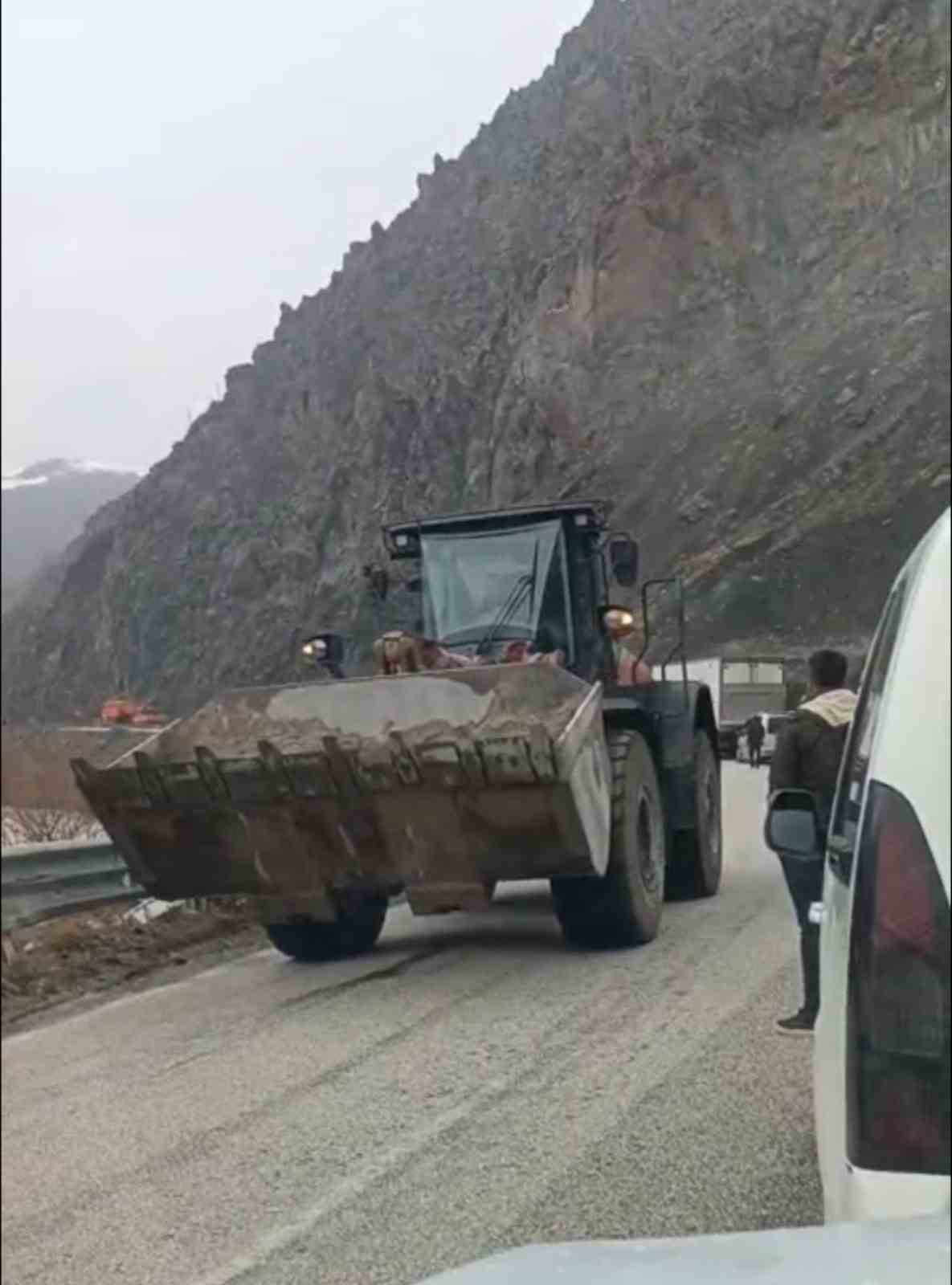 yuksekova van kara yolunda korkutan goruntu 4 yfnLDtwV