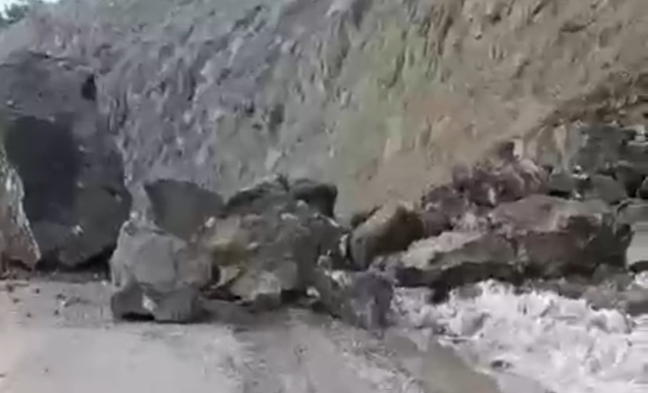 yuksekova van karayolunda faciadan donuldu dev kayalar yola dustu 6 WuqmXERe
