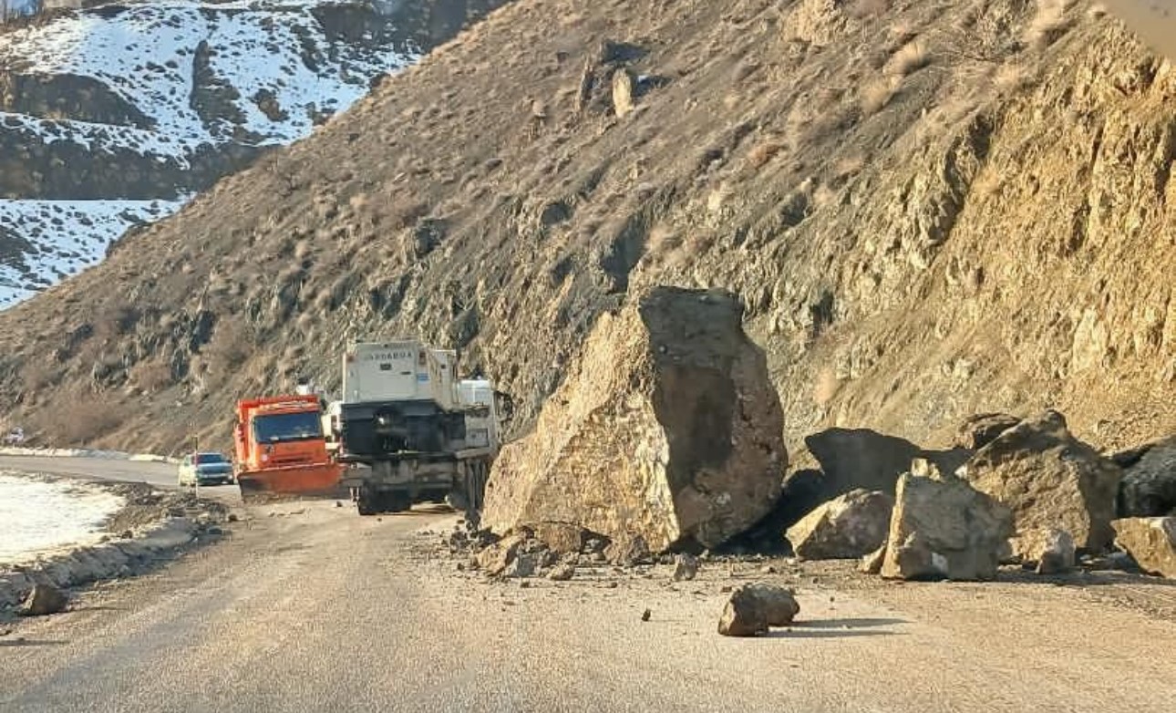 yuksekova van karayolunda faciadan donuldu dev kayalar yola dustu 7 LNeDBCpa