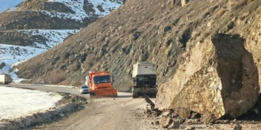 yuksekova-van-karayolunda-faciadan-donuldu-dev-kayalar-yola-dustu-mwfjv6LT.jpg