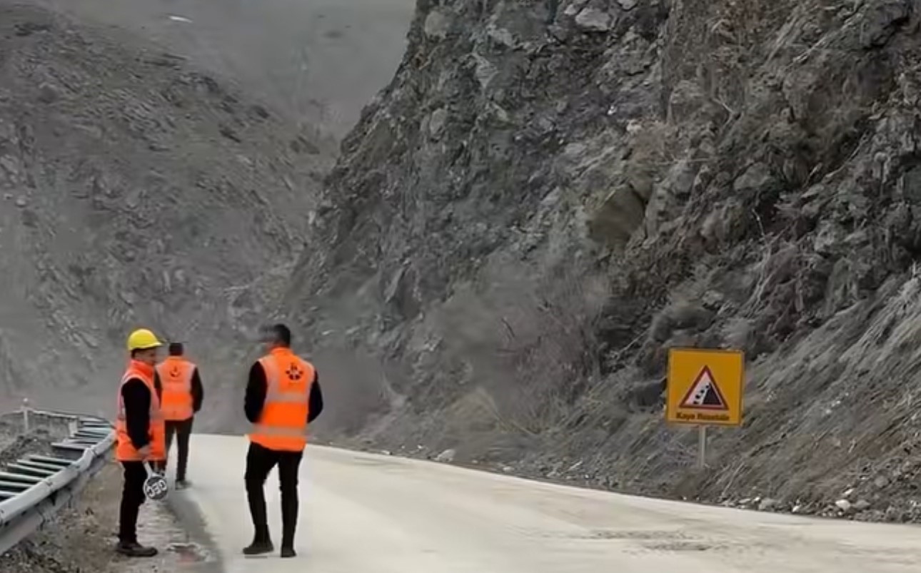 yuksekova yolu heyelan riski nedeniyle gece trafige kapatilacak 0 ZsQs2bLN