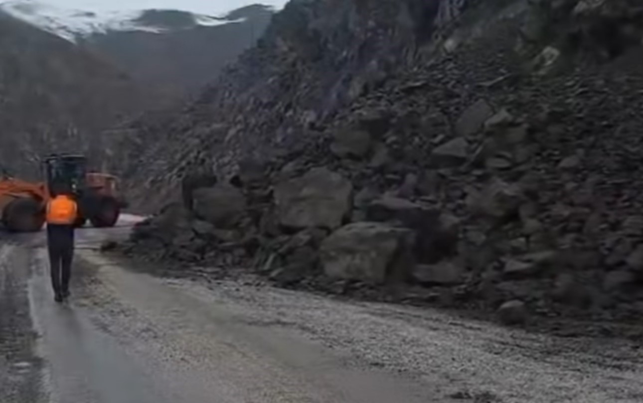 yuksekova yolu heyelan riski nedeniyle gece trafige kapatilacak 2 7yE7Dbkt