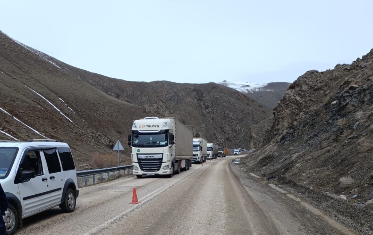 yuksekova yolu heyelan riski nedeniyle gece trafige kapatilacak 3 sfOr6prg