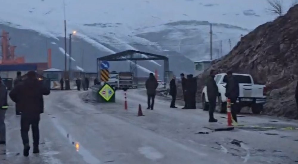 yuksekova yolu heyelan riski nedeniyle gece trafige kapatilacak 4 bnewXc21