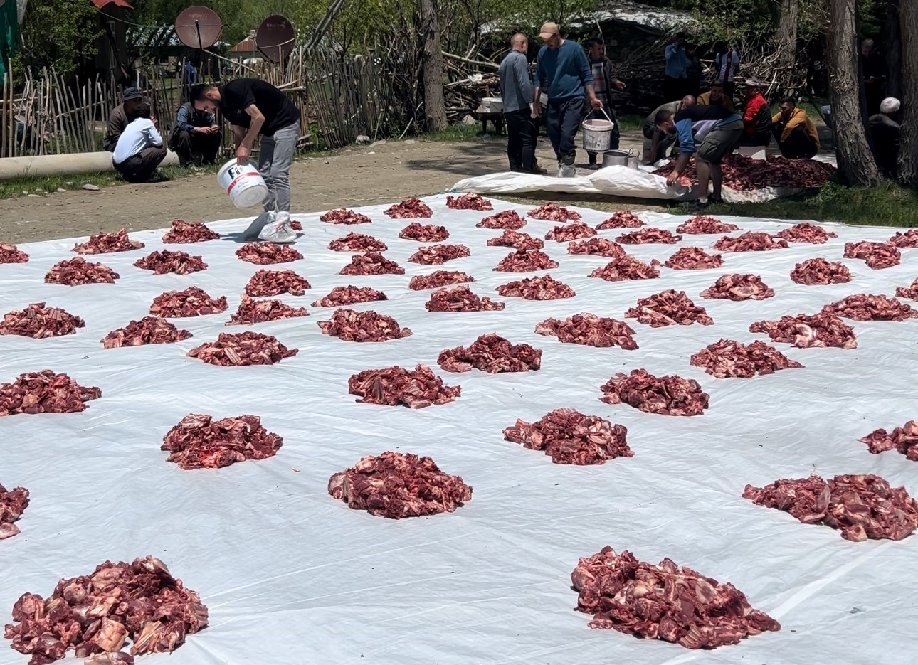 Yüksekova’da 100 yıllık gelenek: 140 kurban kesildi, etler tüm köye eşit dağıtıldı 4 yuksekovada 100 yillik gelenek 140 kurban kesildi etler tum koye esit dagitildi 0 yKKMn4Kn