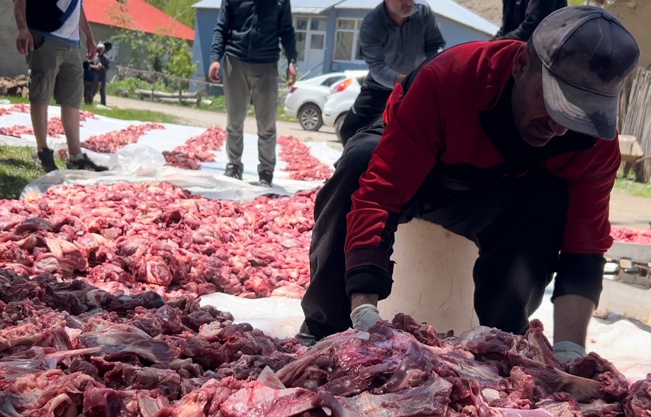 Yüksekova’da 100 yıllık gelenek: 140 kurban kesildi, etler tüm köye eşit dağıtıldı 5 yuksekovada 100 yillik gelenek 140 kurban kesildi etler tum koye esit dagitildi 1 36SWR9YZ