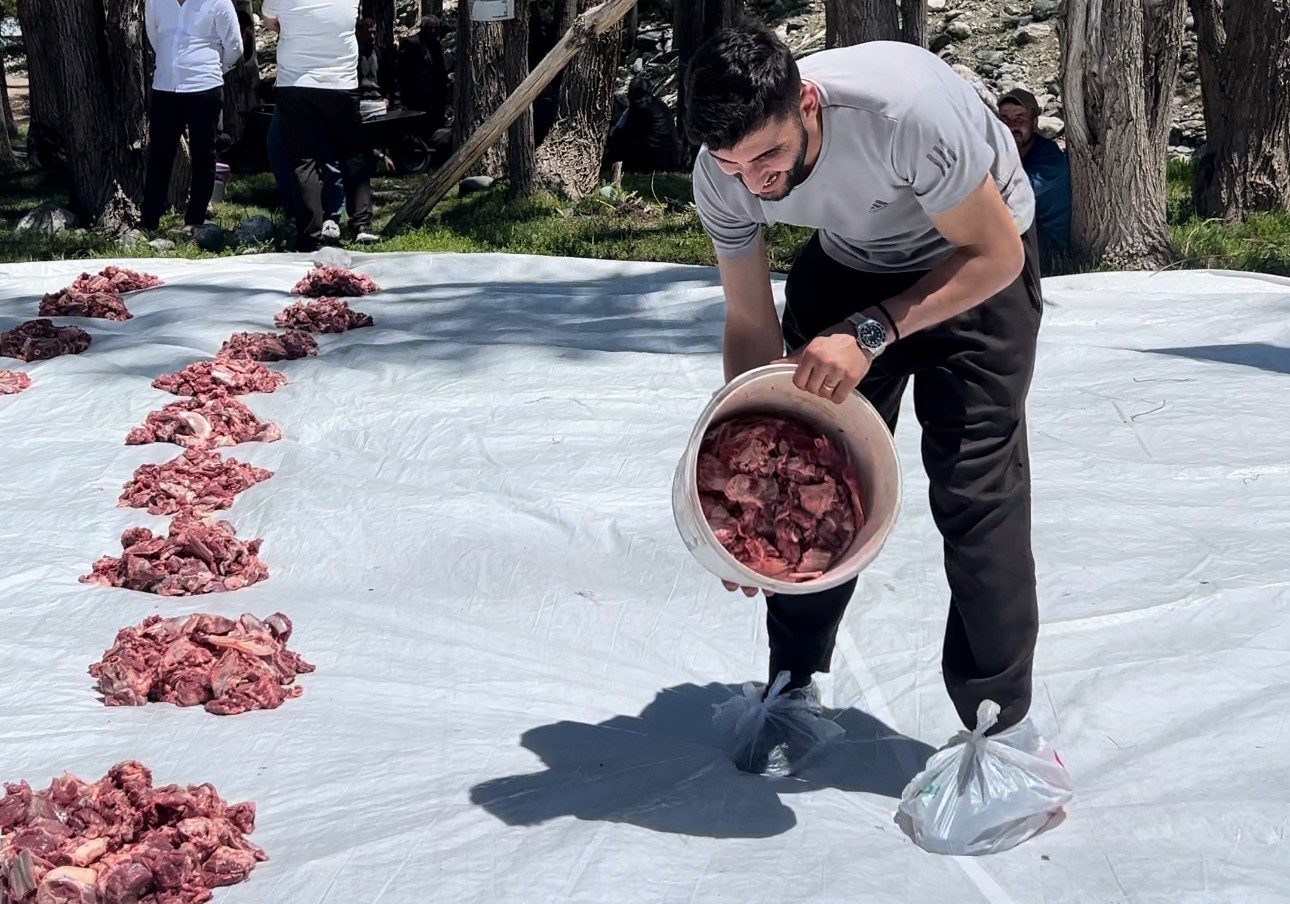 Yüksekova’da 100 yıllık gelenek: 140 kurban kesildi, etler tüm köye eşit dağıtıldı 6 yuksekovada 100 yillik gelenek 140 kurban kesildi etler tum koye esit dagitildi 2 H3RQXhZa