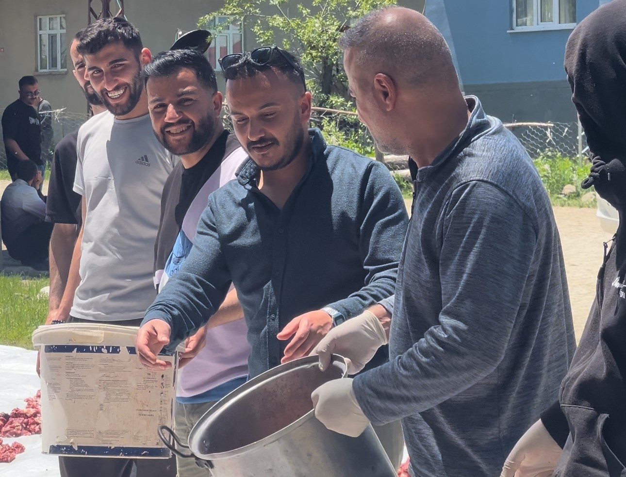 Yüksekova’da 100 yıllık gelenek: 140 kurban kesildi, etler tüm köye eşit dağıtıldı 7 yuksekovada 100 yillik gelenek 140 kurban kesildi etler tum koye esit dagitildi 3 92HtzIGZ