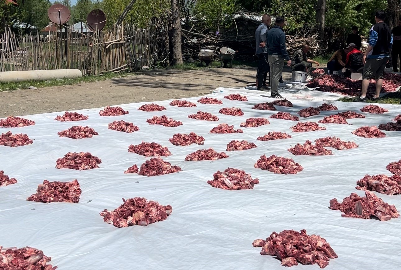 Yüksekova’da 100 yıllık gelenek: 140 kurban kesildi, etler tüm köye eşit dağıtıldı 9 yuksekovada 100 yillik gelenek 140 kurban kesildi etler tum koye esit dagitildi 5 RzzvWWB3