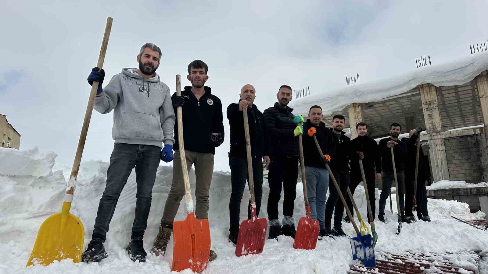 yuksekovada 20 kisilik ekibin catida kar temizleme mesaisi 0 AtndiVmI
