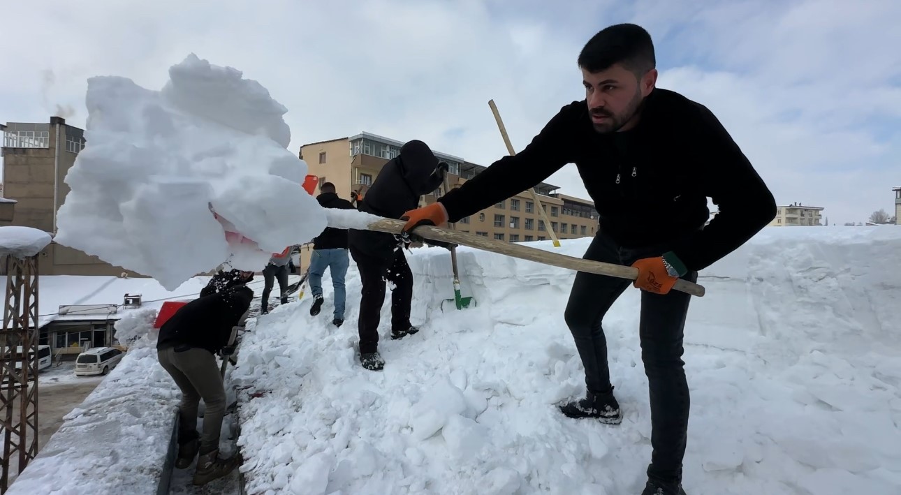 yuksekovada 20 kisilik ekibin catida kar temizleme mesaisi 1 sGUtD39v