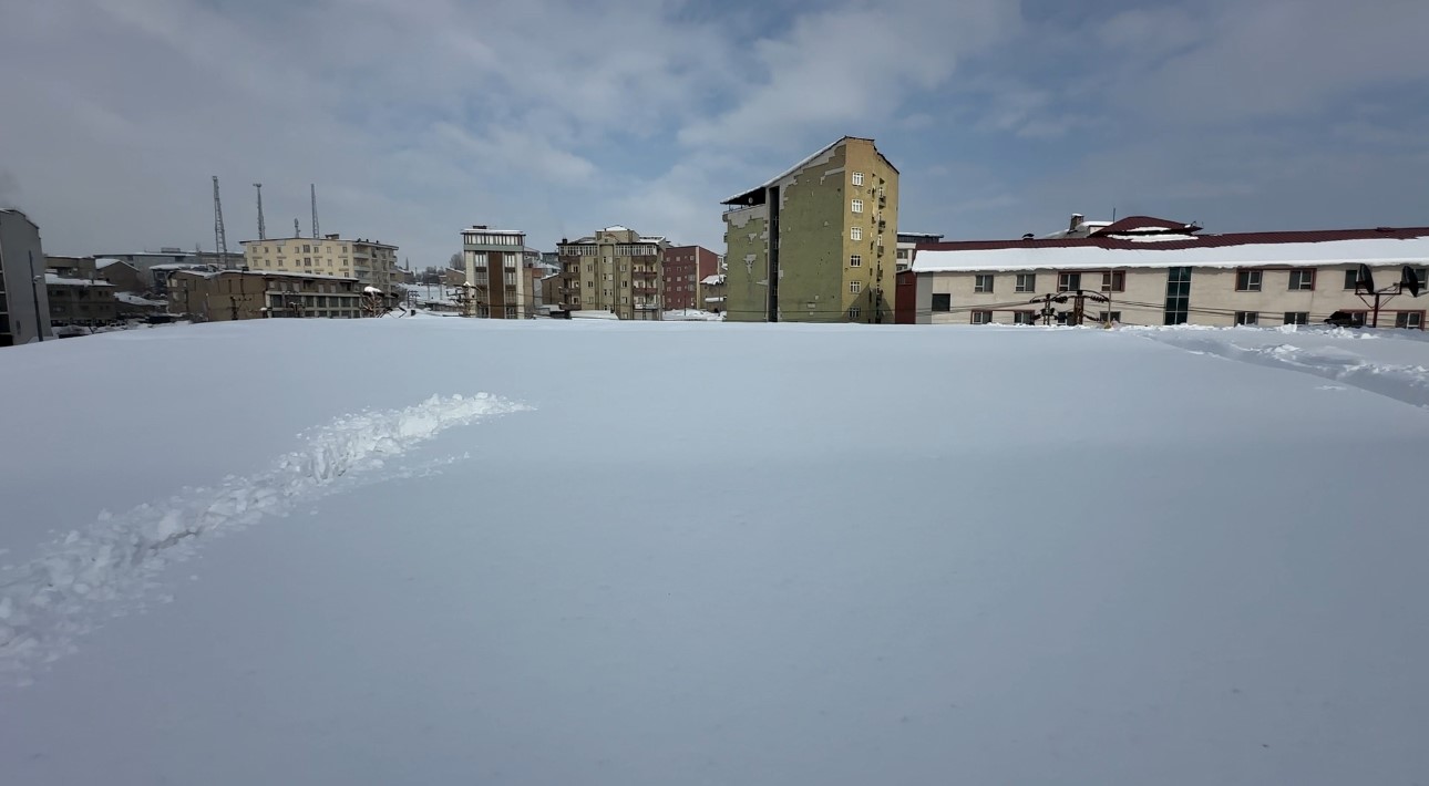 yuksekovada 20 kisilik ekibin catida kar temizleme mesaisi 10 M7isRZQw