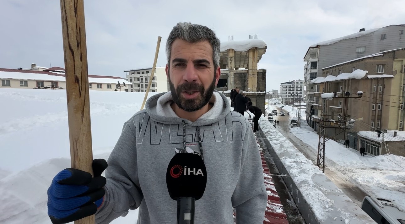 yuksekovada 20 kisilik ekibin catida kar temizleme mesaisi 12 cbGIlNb5
