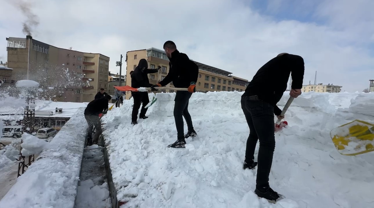 yuksekovada 20 kisilik ekibin catida kar temizleme mesaisi 3 XRpi4yQI