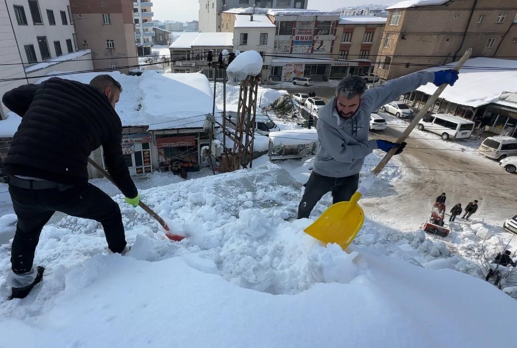 yuksekovada 20 kisilik ekibin catida kar temizleme mesaisi 5 94ijmDNN