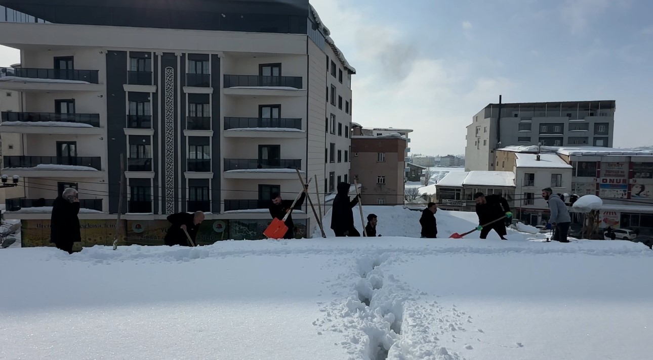 yuksekovada 20 kisilik ekibin catida kar temizleme mesaisi 6 ZVqPCwtX