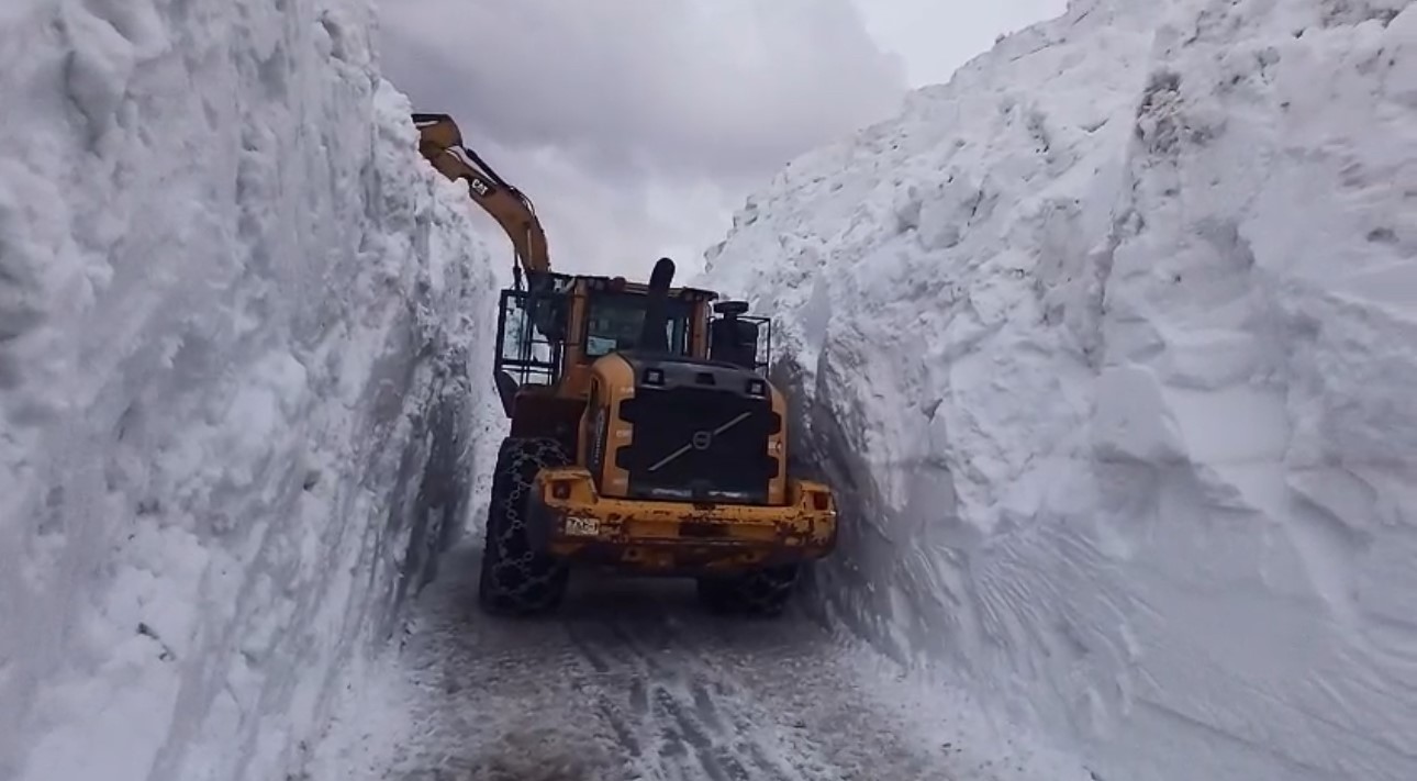 yuksekovada 6 metrelik kar tunelleri is makinesi icinde kayboldu 1 3F17UvYe