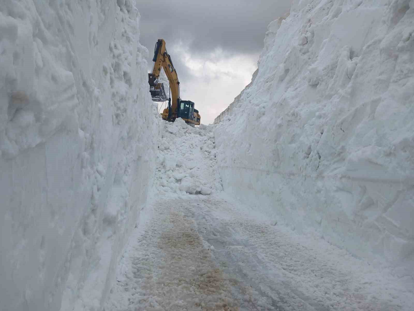 yuksekovada 6 metrelik kar tunelleri is makinesi icinde kayboldu 10 ATp1wrTN