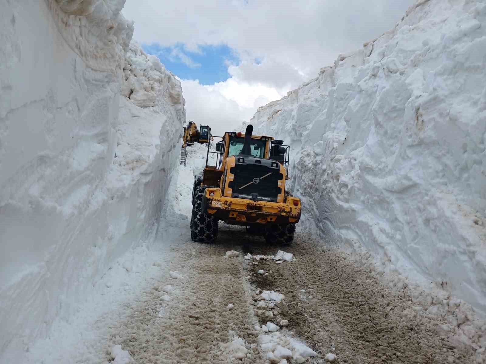 yuksekovada 6 metrelik kar tunelleri is makinesi icinde kayboldu 11 LucwZWly