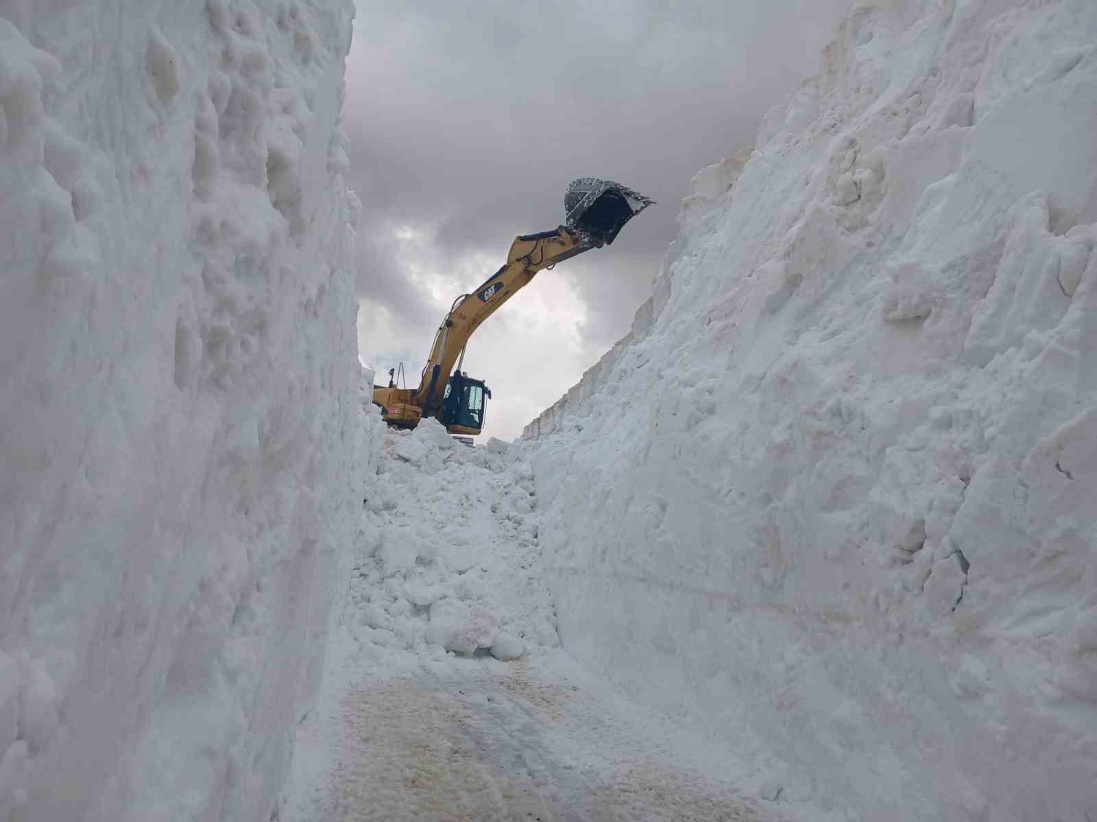 yuksekovada 6 metrelik kar tunelleri is makinesi icinde kayboldu 12