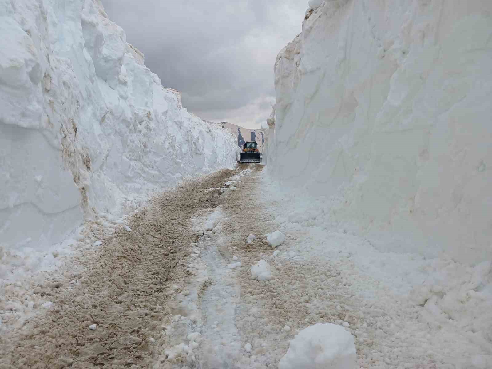 yuksekovada 6 metrelik kar tunelleri is makinesi icinde kayboldu 13 EGu5GO5Z