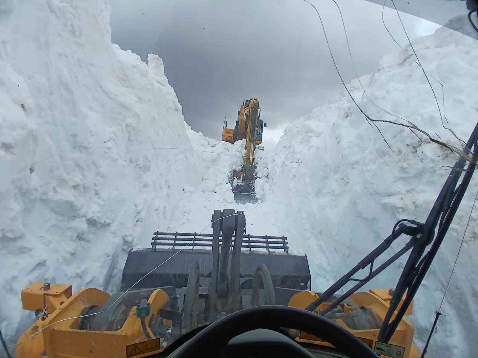 yuksekovada 6 metrelik kar tunelleri is makinesi icinde kayboldu 2 9t8gvs2A