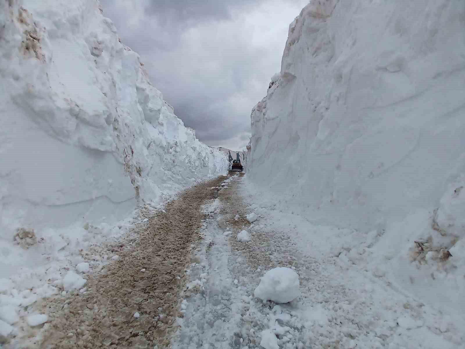 yuksekovada 6 metrelik kar tunelleri is makinesi icinde kayboldu 3 FFNaeyt5