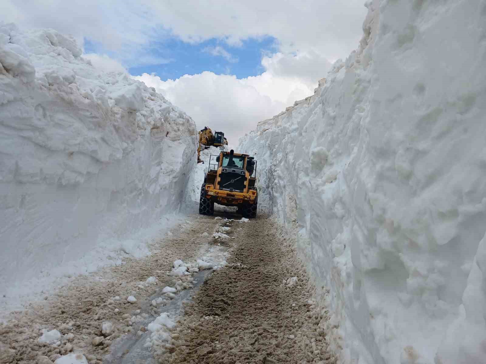 yuksekovada 6 metrelik kar tunelleri is makinesi icinde kayboldu 4 MwCaeQ1V