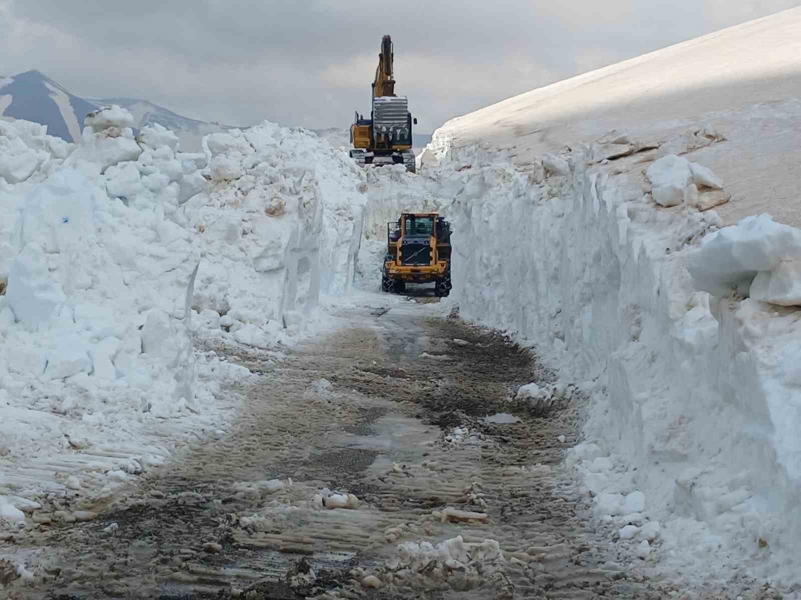 yuksekovada 6 metrelik kar tunelleri is makinesi icinde kayboldu 5 mnjYj3ZD