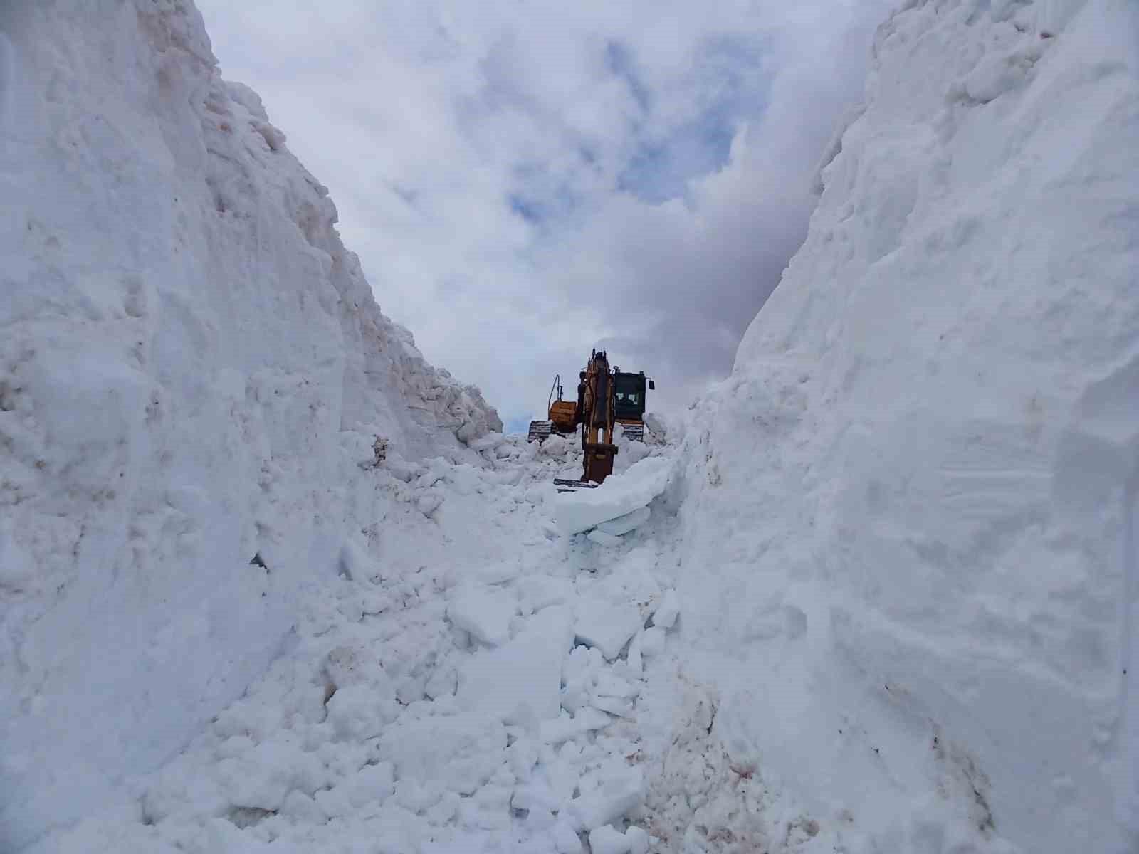 yuksekovada 6 metrelik kar tunelleri is makinesi icinde kayboldu 6 76Ww3dgI